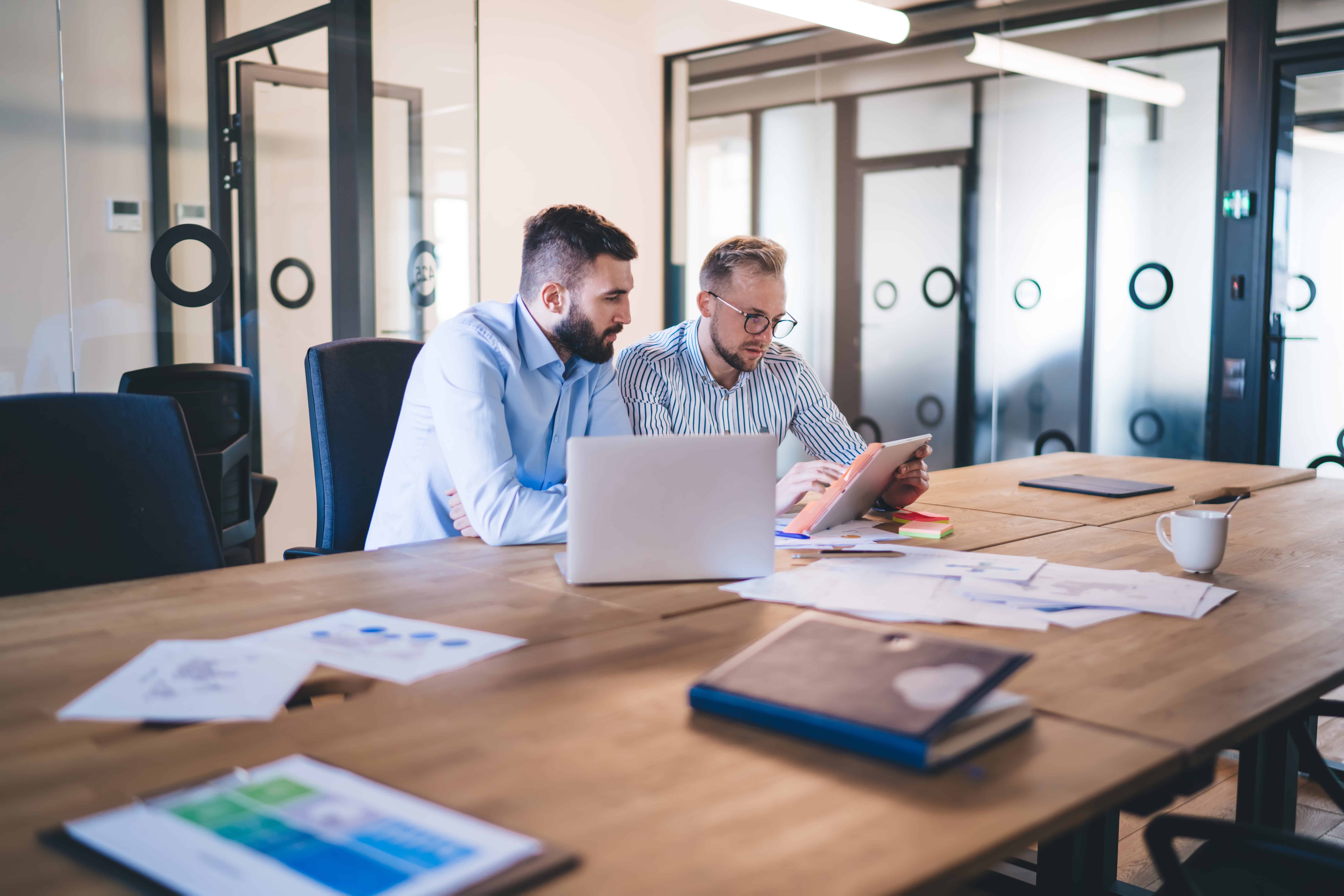 Zwei Fachkräfte im Beratungsgespräch in einem modernen Büro in Hessen