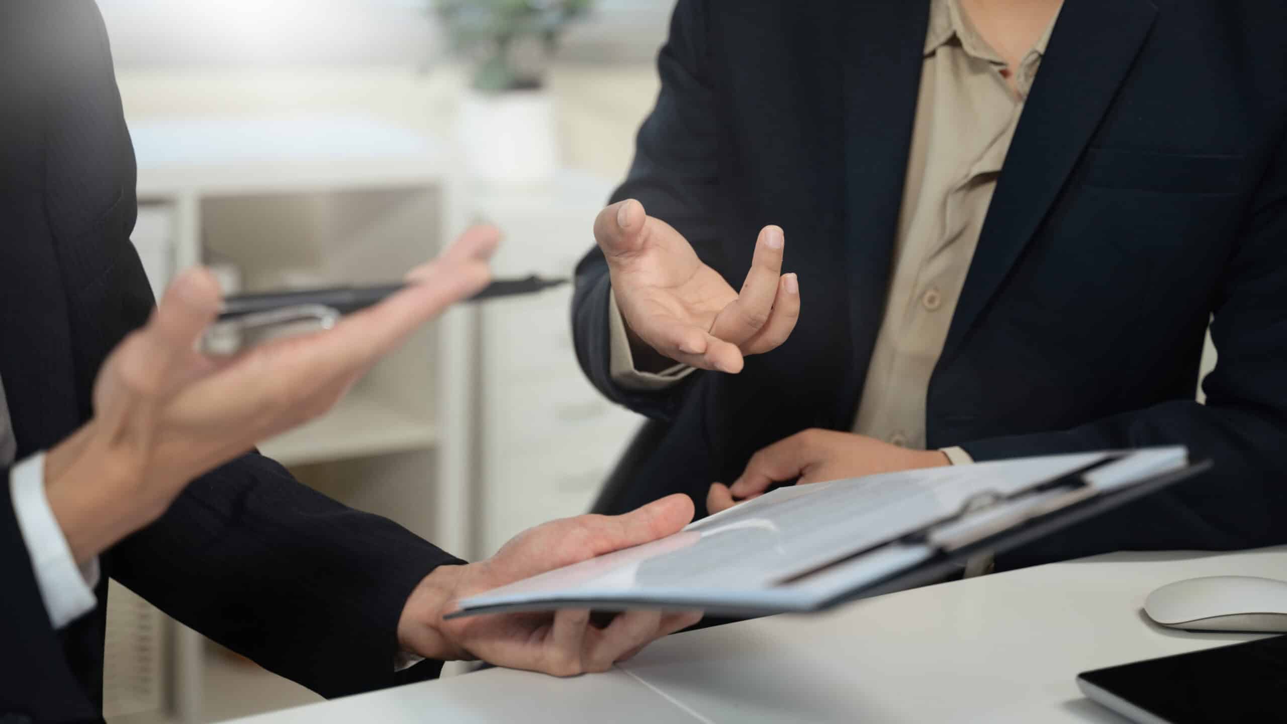 Beratungssituation mit Dokumenten und klarer Struktur auf einem Besprechungstisch