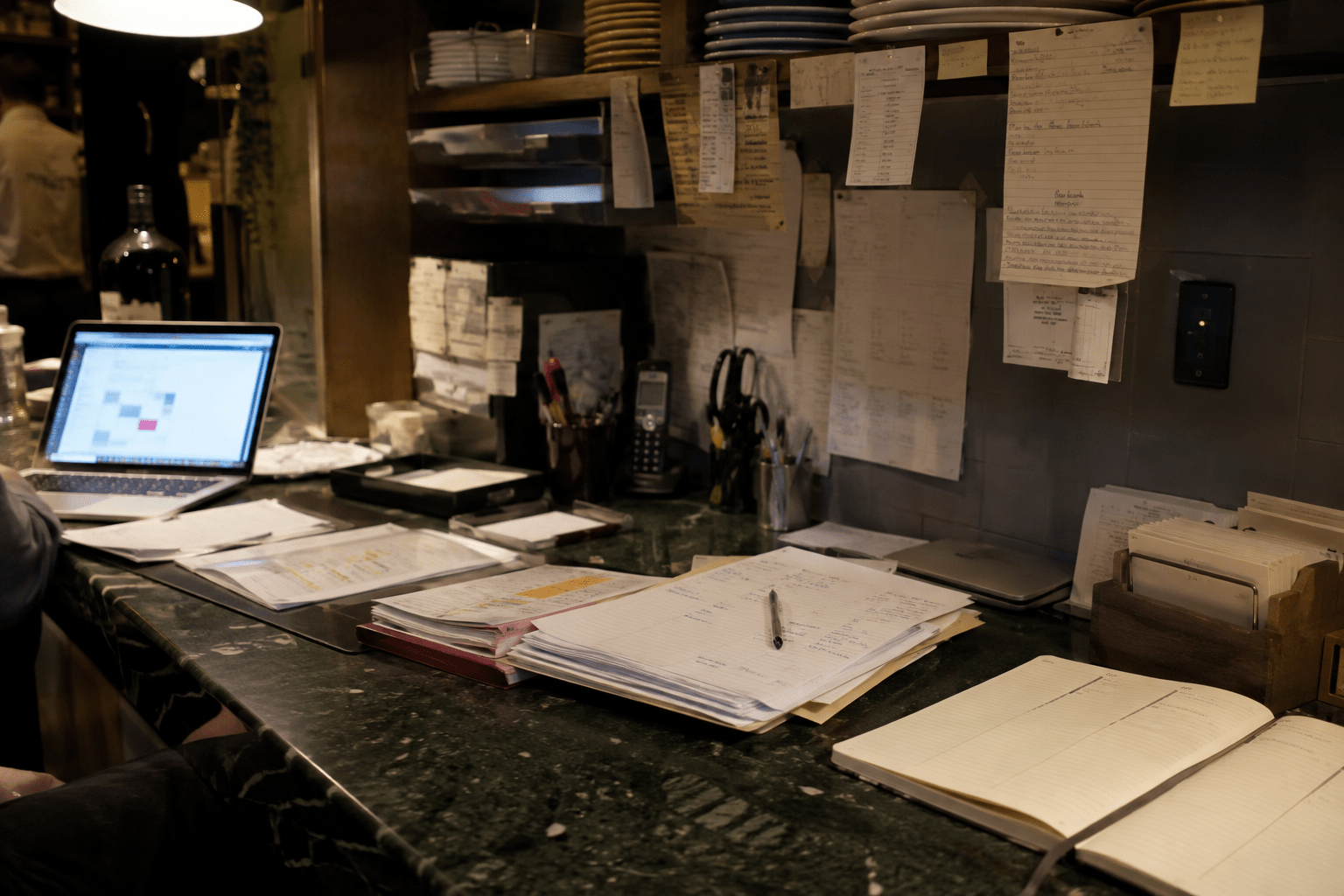 Büroarbeit im Backoffice eines Getränke- und Cateringunternehmens
