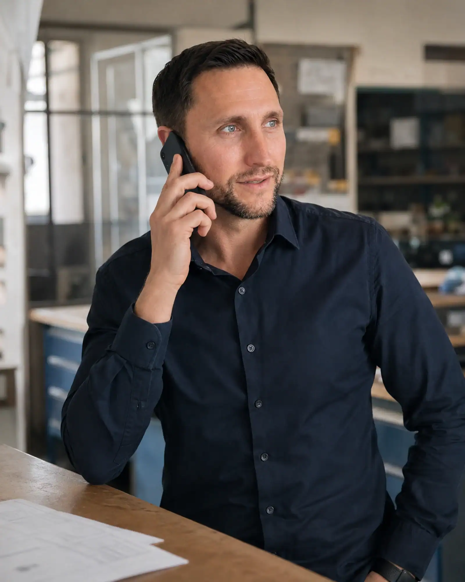 Telefonat während eines Termins in einem Betrieb